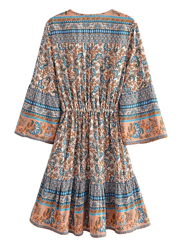 Vestido Curto com Mangas Sino
